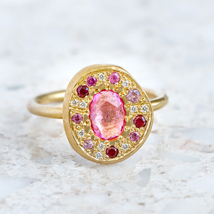Shades of Pink Sapphire Pebble Ring in 18ct Yellow Gold, size P (In Stock)