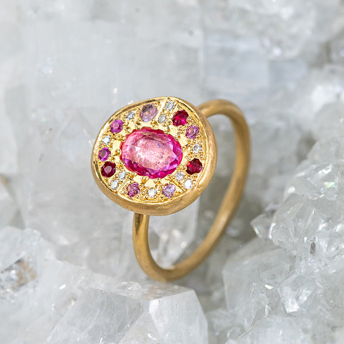 Shades of Pink Sapphire Pebble Ring in 18ct Yellow Gold, size P (In Stock)