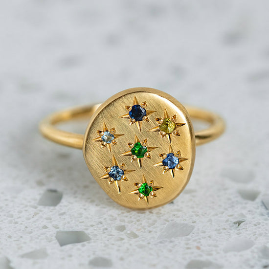 Load image into Gallery viewer, Shades of Blue and Green Starburst Pebble Ring In 9ct Yellow Gold, Size Q (In Stock)
