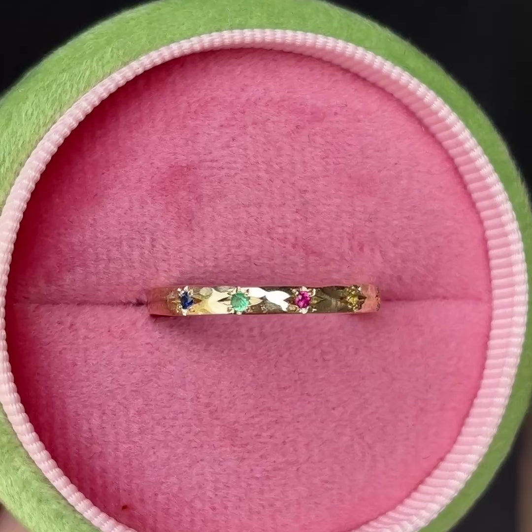 Load and play video in Gallery viewer, Carnivale Beaten Band (Narrow) in 9ct Yellow Gold, Size P (In Stock)
