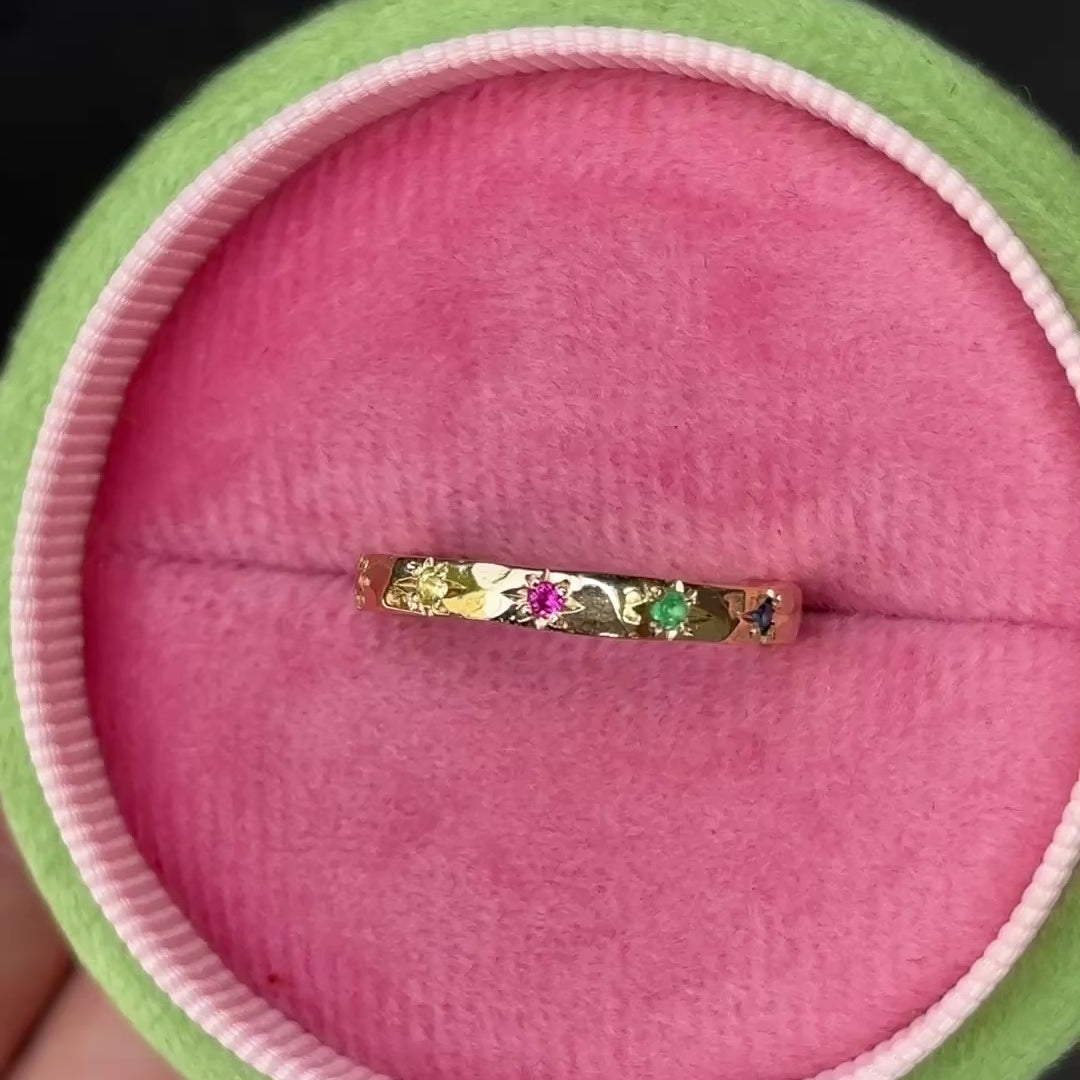 Load and play video in Gallery viewer, Carnivale Beaten Band (Narrow) in 9ct Yellow Gold, Size L (In Stock)
