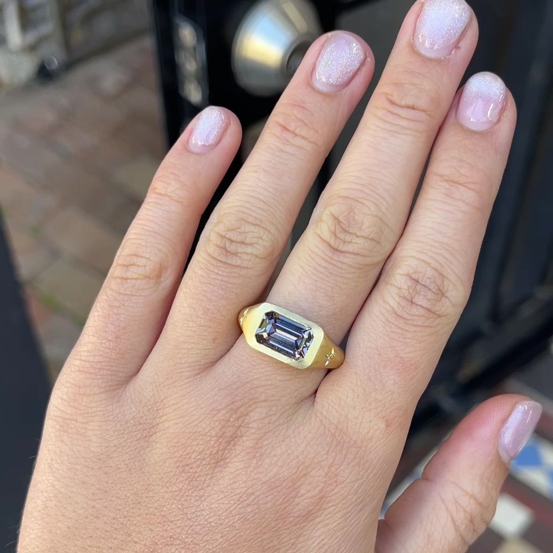 Load and play video in Gallery viewer, One-off Spinel Ring in 18ct Yellow Gold, Size R (In Stock)
