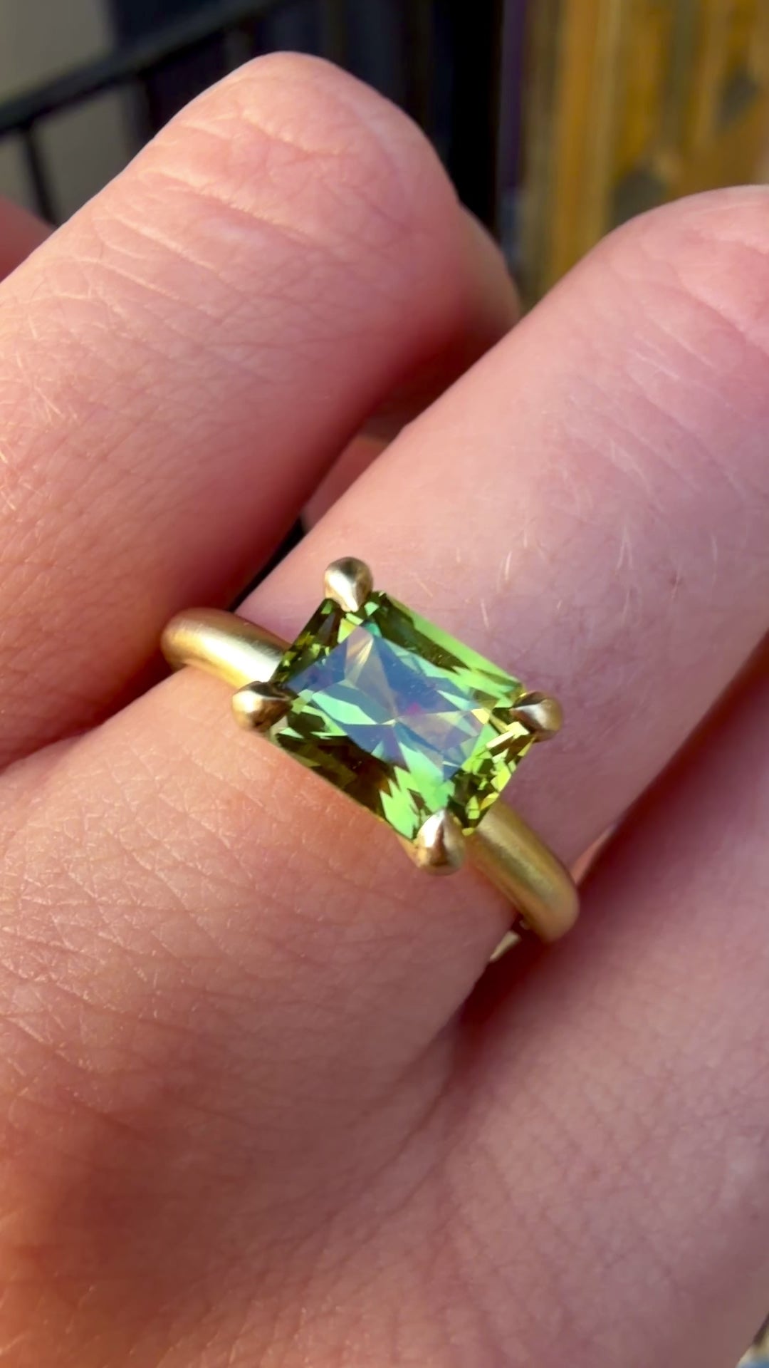 Load and play video in Gallery viewer, One-off Chunky Claw Set Parti Sapphire Ring in 18ct Yellow Gold, Size O (In Stock)
