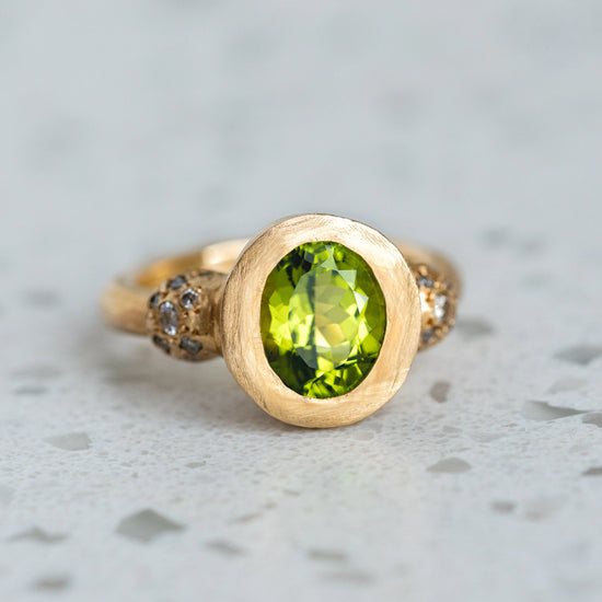 Load image into Gallery viewer, Peridot And Salt And Pepper Talisman Ring
