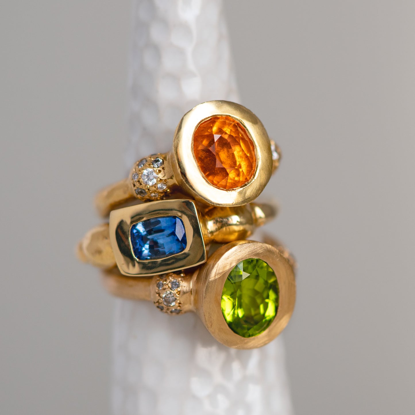 Load image into Gallery viewer, Peridot And Salt And Pepper Talisman Ring
